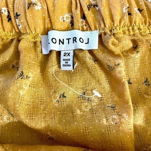 NWOT gold off the shoulder plus size blouse with cut outs and button detail - Picture 5 of 10